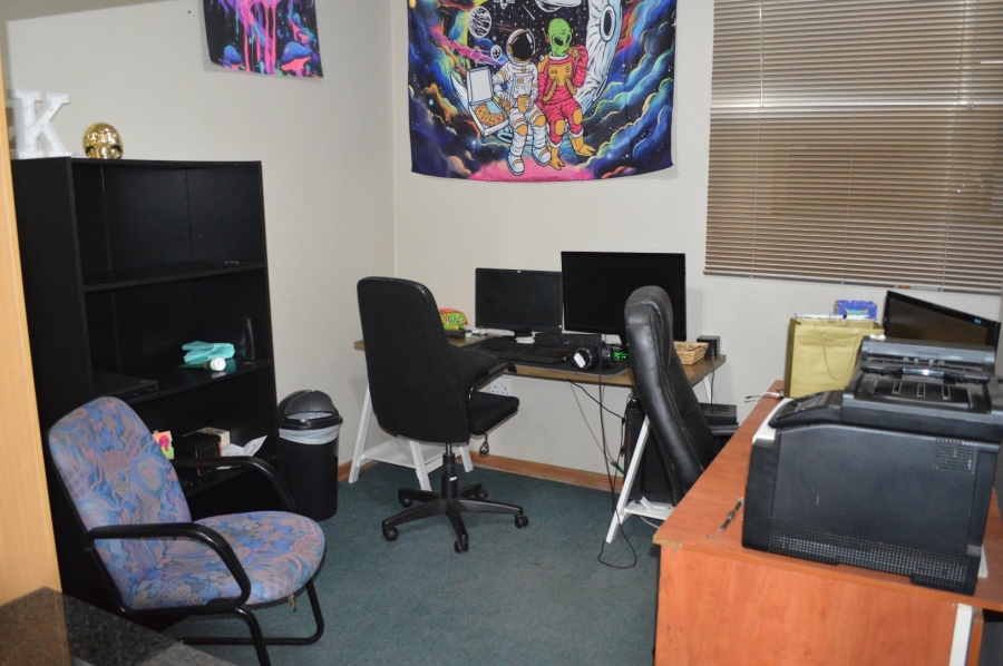 8 Bedroom Property for Sale in Flamwood North West